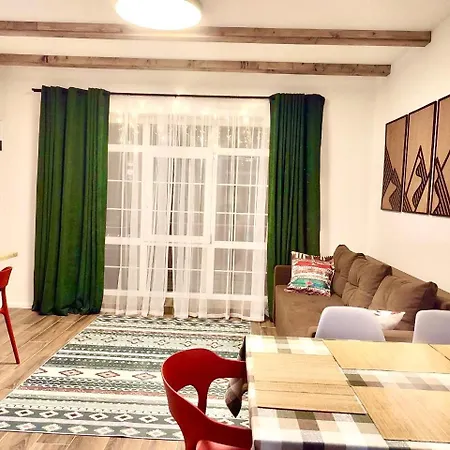 Freeman Cottage: Riverside Ground Floor With Private Terrace Bukovel