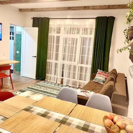 Freeman Cottage: Riverside Ground Floor With Private Terrace Bukovel