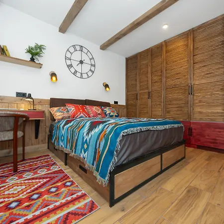 Freeman Cottage: Riverside Ground Floor With Private Terrace