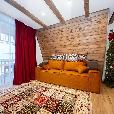 Freeman Cottage: Riverside Ground Floor With Private Terrace * Bukovel