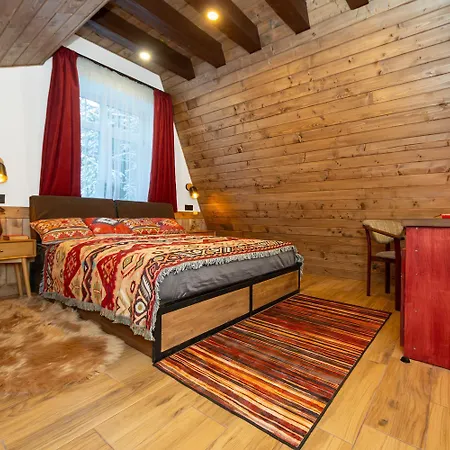 Freeman Cottage: Riverside Ground Floor With Private Terrace Apartment Bukovel